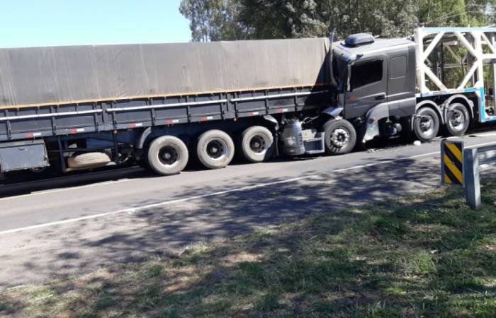 Acidente Entre Caminh Es E Carreta Interdita Pista Da Br Jornal