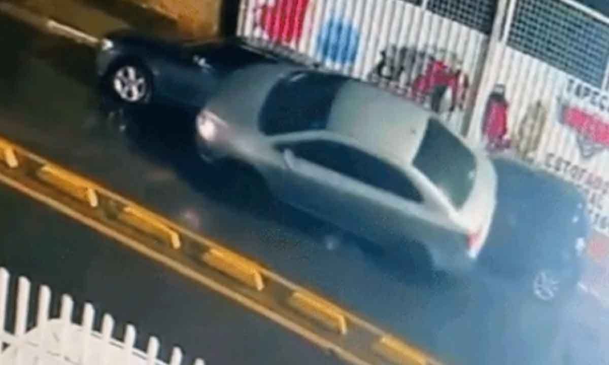 Carro passa por cima de veículos estacionados Jornal da Comarca