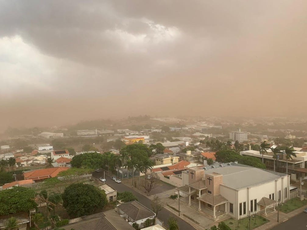 Rajadas De Vento De 80km H Tempestade De Poeira Provoca Estragos E