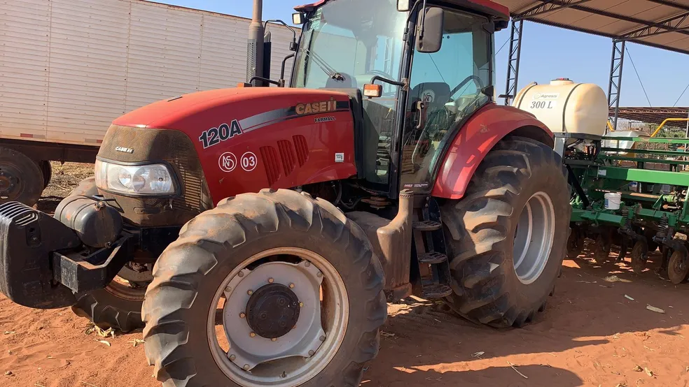 Avaliados Em Mais De R Milh O Tratores S O Furtados Em Fazenda Do