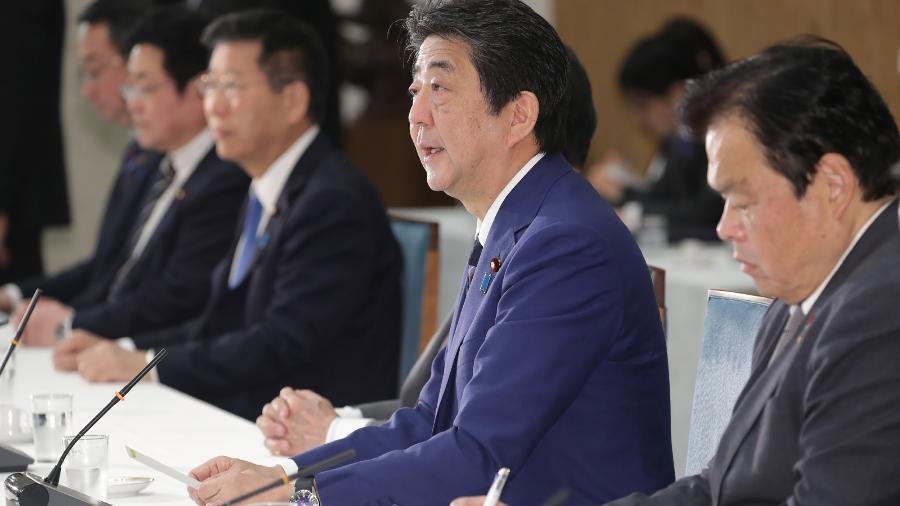 10mar2020—o-primeiro-ministro-japones-shinzo-abe-em-reuniao-com-outros-membros-do-governo-em-toquio-1583841658253_v2_900x506