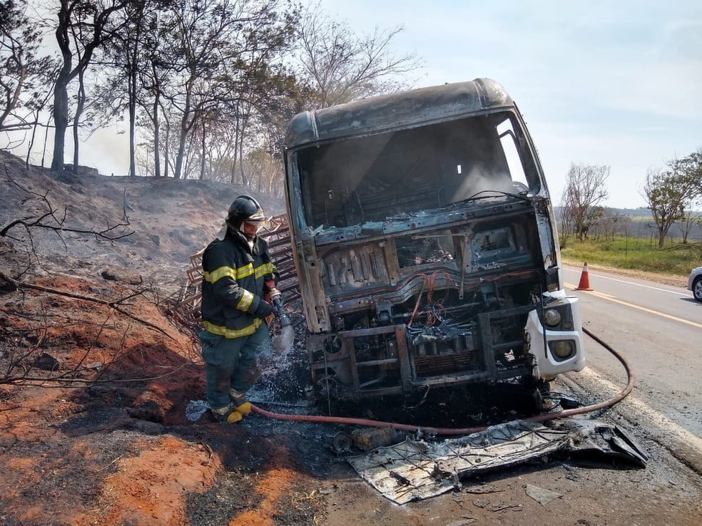 Caminhão pega fogo após passar ao lado de incêndio em rodovia