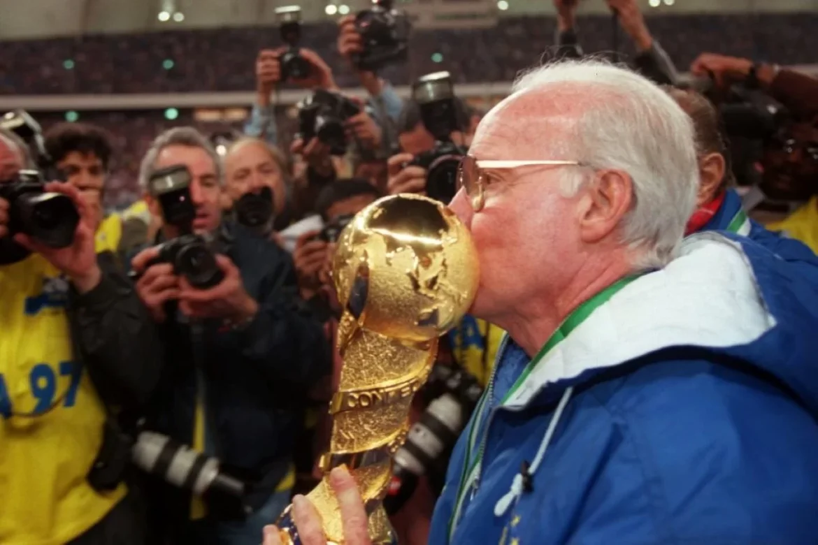 Mario Jorge Lobo Zagallo, morto aos 92 anos, com a Taça da Copa do Mundo. Reprodução